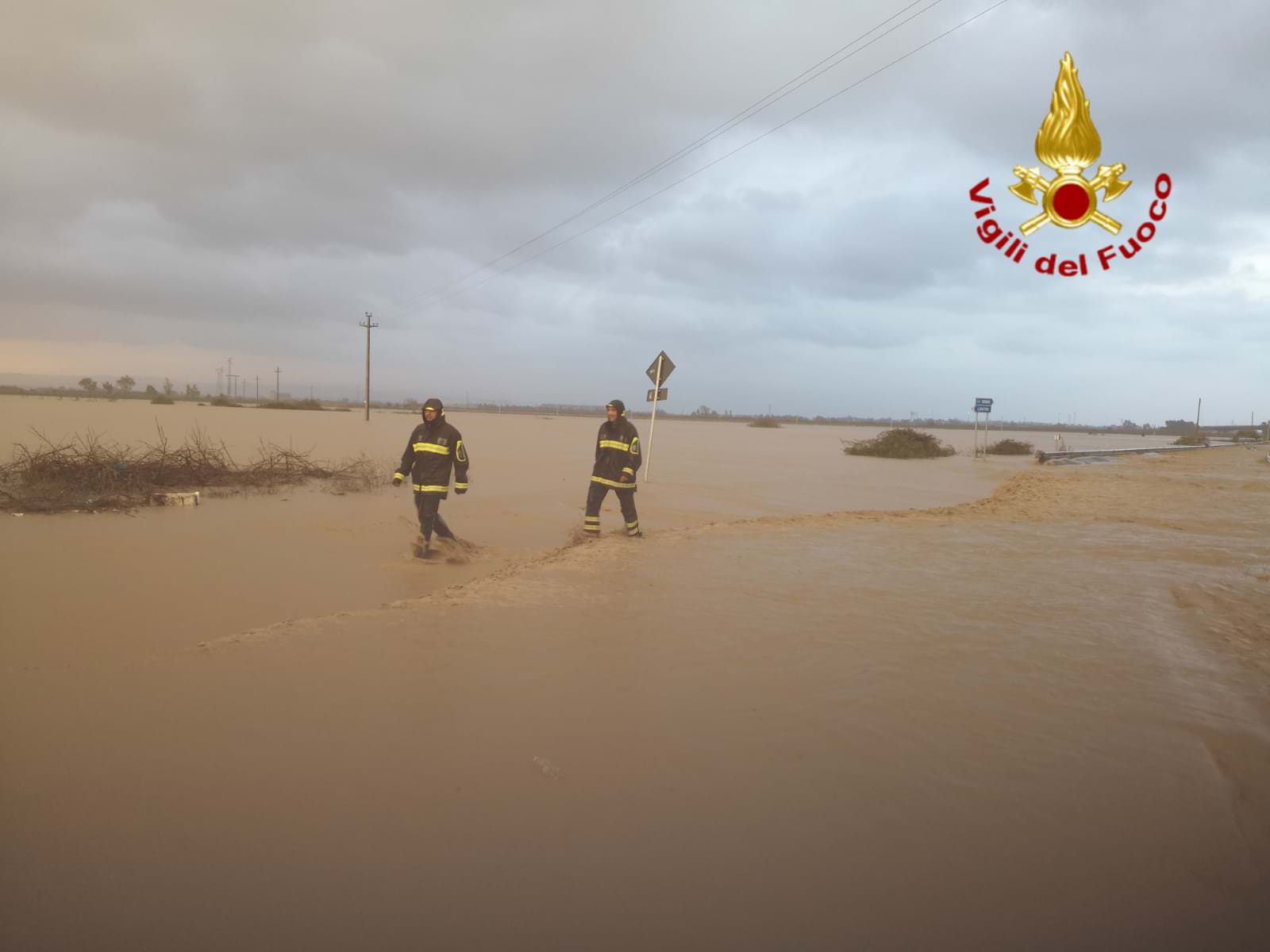 Esonda il fiume Simeto, abitazioni invase dall’acqua e dal fango: salvate 7 persone e 9 cani