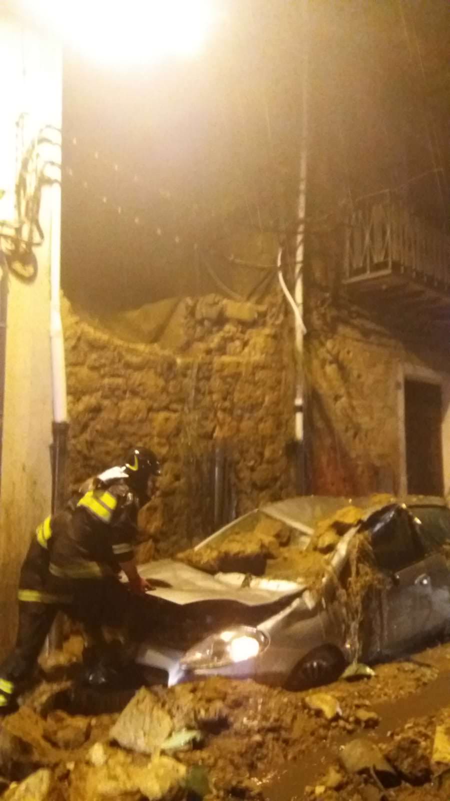 Intere famiglie in balìa del maltempo salvate dai vigili del fuoco: tempesta di fulmini e case danneggiate a Piazza Armerina