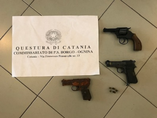 Controlli a raffica sulla detenzione di armi nel Catanese: 3 denunce tra Borgo, Tondo Gioeni, Picanello e Barriera