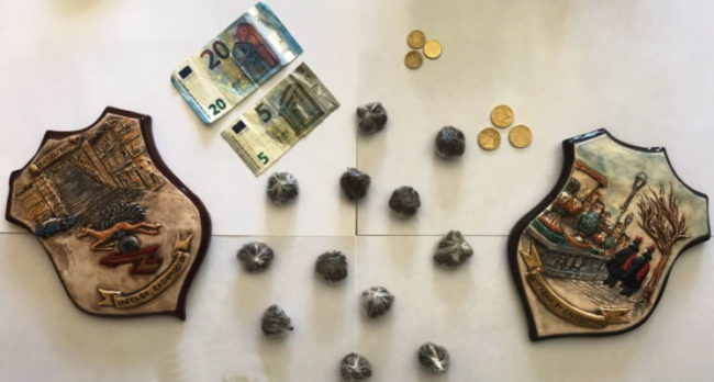 Spacciava droga agli studenti delle scuole superiori nel Catanese: pusher 39enne in manette