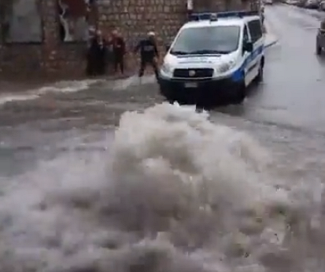 Tragedia sfiorata per il maltempo: anziane salvate in extremis da auto sommersa in un sottopassaggio – VIDEO