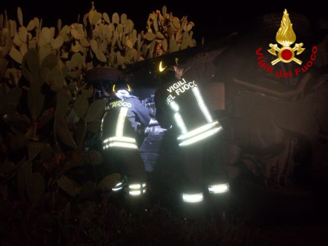 Incidente nel Catanese, giovane su Fiat Punto finisce sul guardrail