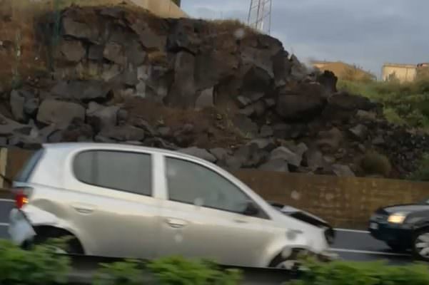 Catania, scontro tra due auto in tangenziale: un ferito, traffico in tilt