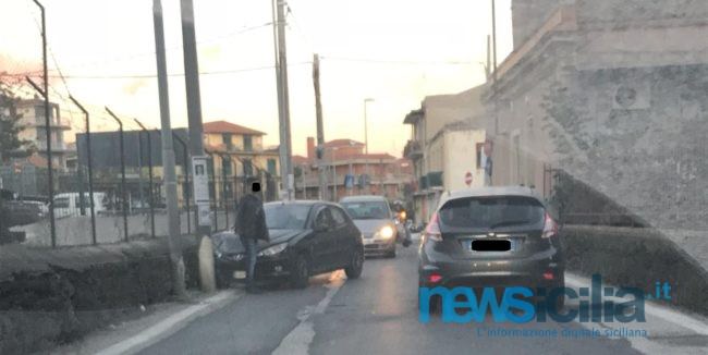 San Giovanni Galermo, perde il controllo dell’auto e sbatte contro un palo: coinvolto un giovane