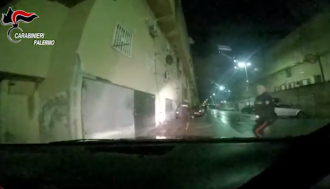 Fugge a tutta velocità con auto rubata ma si schianta contro un muro: il VIDEO dell’INSEGUIMENTO