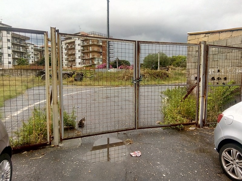 Via Quartararo, scuola Italo Calvino senza via di fuga: bloccata da un cancello chiuso e una strada senza sbocco – FOTO