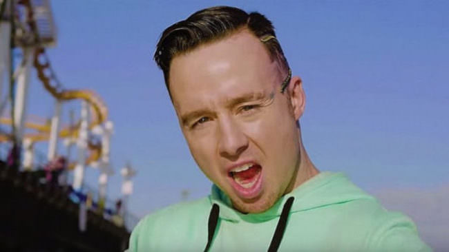 Rapper precipita mentre fa acrobazie su un aereo: stava girando un video promozionale