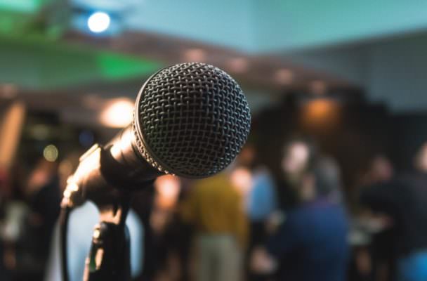 Serata karaoke con 120 persone senza autorizzazione: chiuso noto locale, multato titolare
