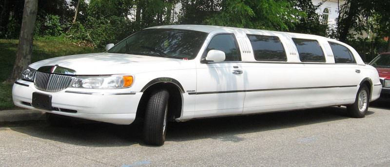Strage sulla strada per il matrimonio: scontro limousine-auto, 20 morti