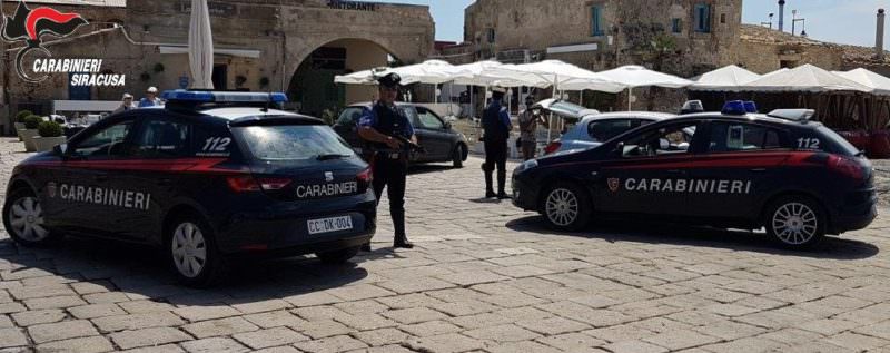 Marzamemi presa d’assalto, giovani e assembramenti: 26enne ubriaco aggredisce i Carabinieri, arrestato