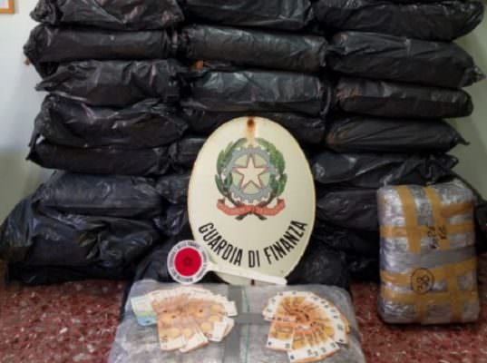 Sequestrati 188 chili di marijuana: arrestati due giovani