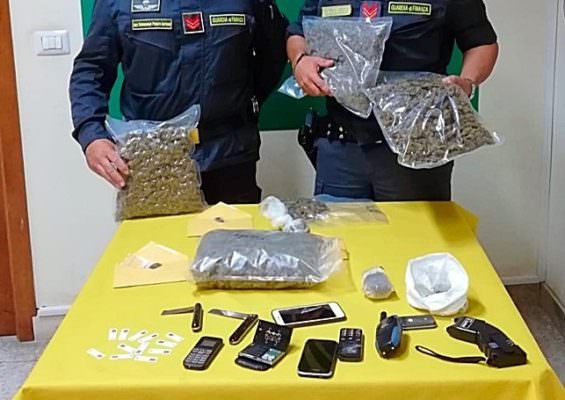 Oltre 2 chili di “maria”, 5 cellulari e un taser: arrestato catanese a Picanello