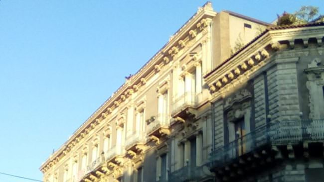 Panico in via Etnea: in due minacciano di buttarsi dal tetto di un edificio – FOTO e VIDEO