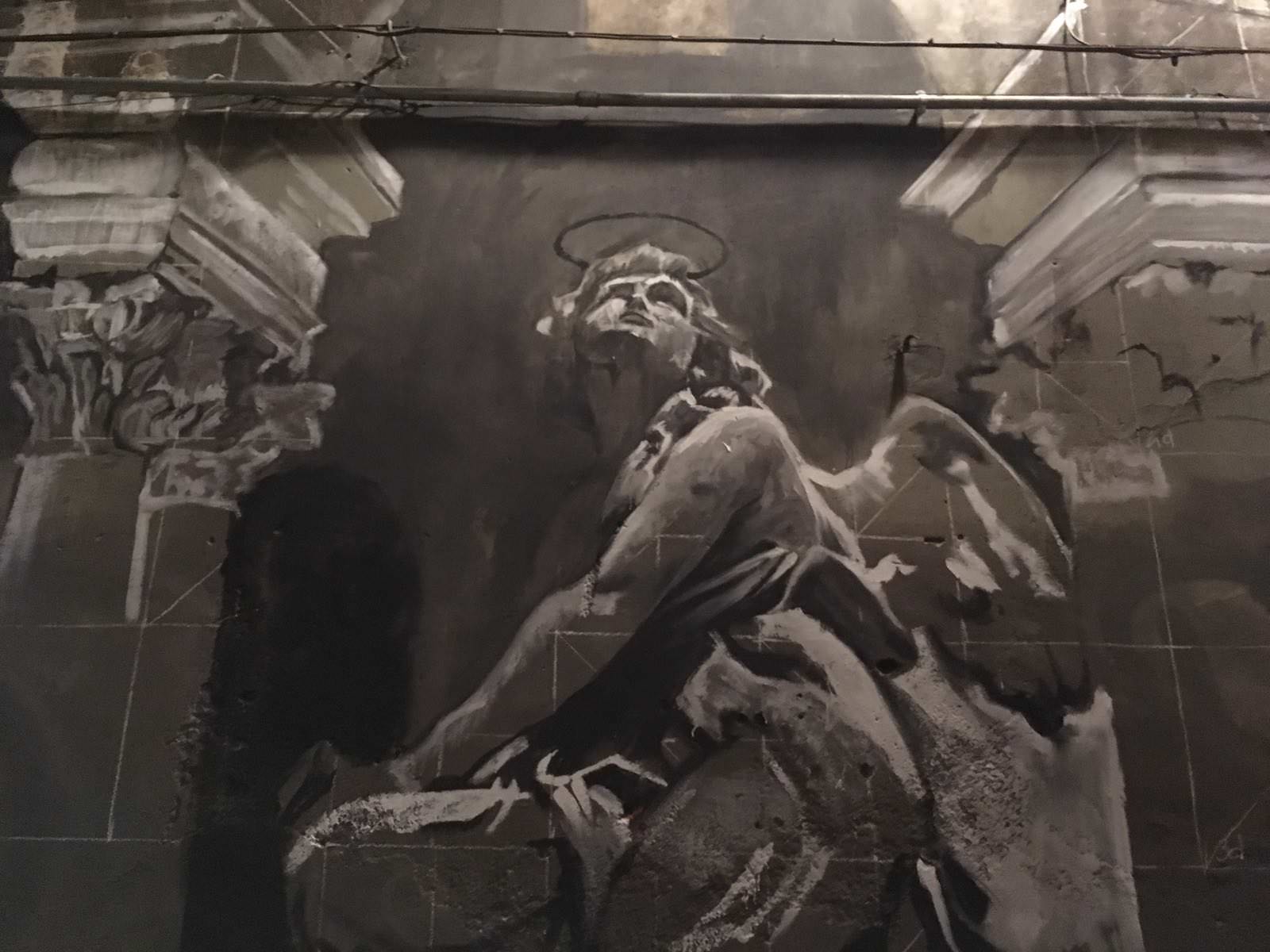 Catania, l’arte per respingere il degrado: nuova vita per la via Bonajuto con il tratto barocco dell’artista internazionale Gomez