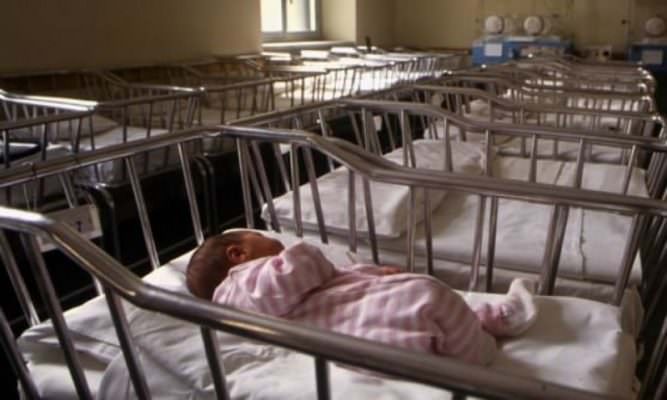 Sempre meno bimbi: calo demografico tra insicurezza economica e infertilità