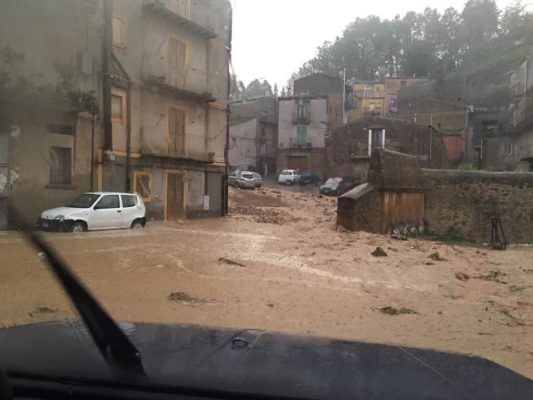 Piogge torrenziali, grandine, fango e detriti in strada: il maltempo colpisce anche Piazza Armerina