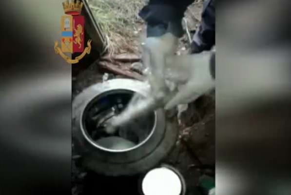 Scoperto arsenale di mafia in un casolare diroccato in campagna: squestrate armi