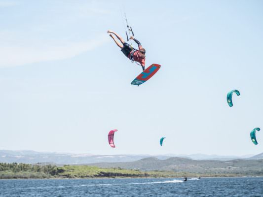 Kitesurfer risucchiato da un elicottero, è grave: dramma sotto gli occhi della moglie, i dettagli