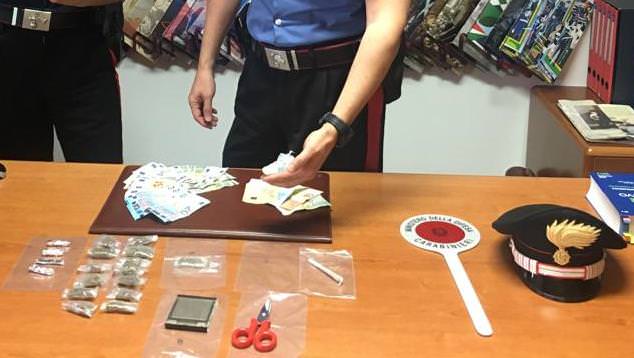Quantità industriale di droga nel pensile della cappa in cucina: in manette 36enne
