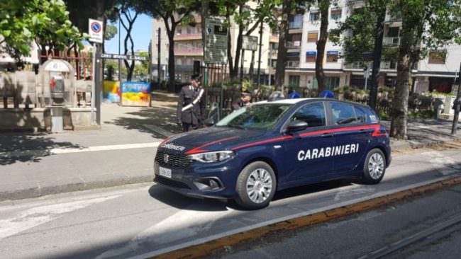 Palpeggia donna all’interno di un Caf e le fa pesanti avances: in manette 70enne