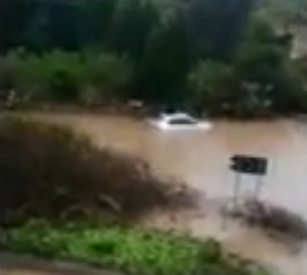 Sicilia flagellata dal maltempo: carabiniere salva persona intrappolata in auto in mezzo all’acqua – VIDEO