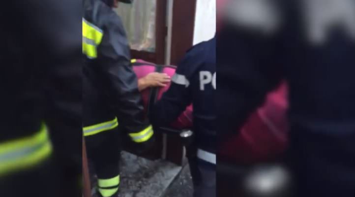 Tragedia sfiorata a Catania, il VIDEO della donna estratta dalla macerie dopo crollo tetto