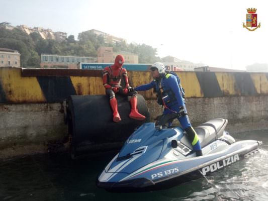 Spiderman depresso al porto fermato dalla polizia: “Ho finito la ragnatela”