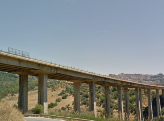 Tenta il suicidio lanciandosi dal ponte Morandi: carabiniere e finanziere fuori servizio lo salvano