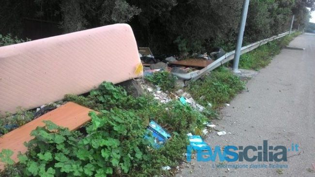 Quando l’emergenza rifiuti arriva in periferia: inciviltà e discariche a cielo aperto a San Pietro Clarenza