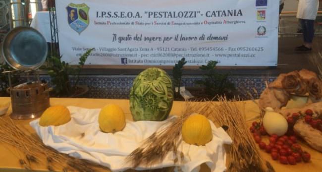 Preparazione dal vivo di dolci tipici siciliani: gli alunni dell’I.P.S.S.E.O.A. “Pestalozzi” di Catania deliziano il palato di grandi e piccini