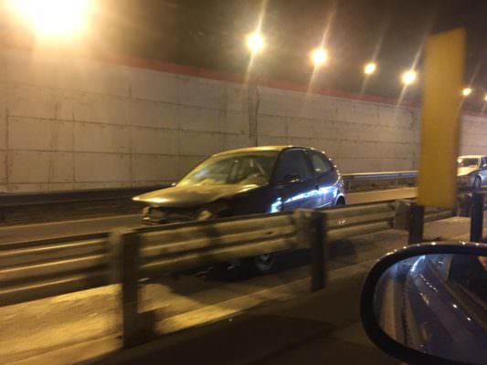 Catania, perde il controllo del mezzo e sbatte contro il guardrail: automobilista soccorso al Garibaldi