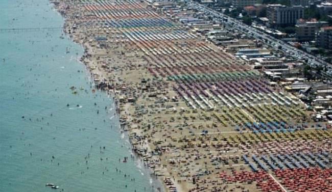 Sesso in vacanza, francese resta incinta: figlio torna in Italia per cercare il padre
