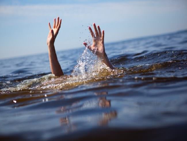 Tragedia in mare, poliziotti soccorrono anziana in acqua: morta 72enne, agente si sente male per la fatica