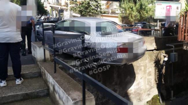 Paura a Gravina di Catania, auto scivola e si schianta contro un muretto