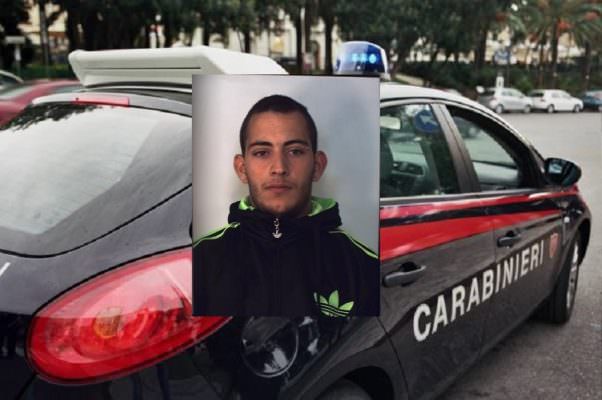 Guidava tra le vie del centro nonostante l’obbligo di dimora in un altro comune: arrestato 27enne
