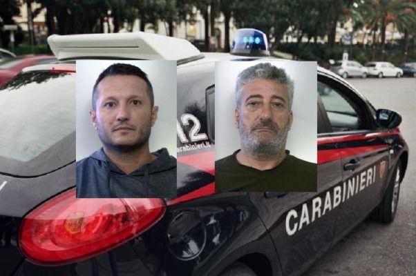 Minacciano direttore di una banca del Catanese di aprire la cassaforte ma vengono arrestati dai carabinieri