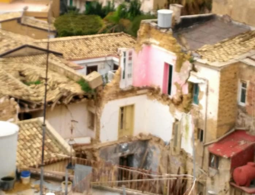 Sicilia devastata dal forte vento, alberi caduti a Palermo e aerei dirottati. Crolli ad Agrigento