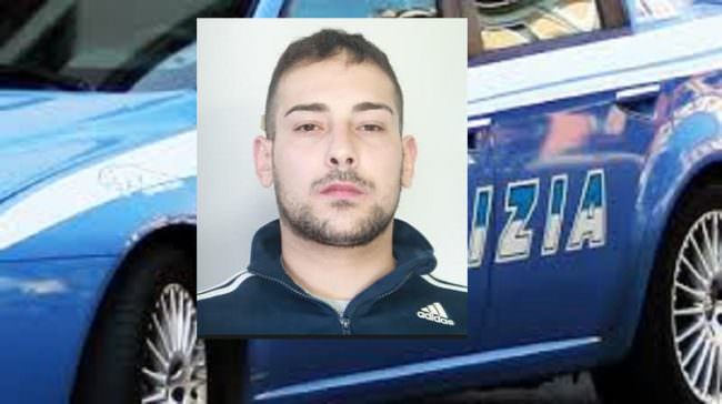 Blitz a San Giovanni Galermo: poliziotti suonano al videocitofono, spacciatore sorpreso con la droga in mano