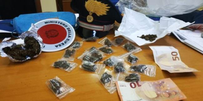 Studente pusher sorpreso a spacciare fuori da una scuola nel Catanese: 18enne finisce in manette