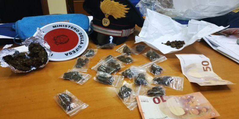 Studente pusher sorpreso a spacciare fuori da una scuola nel Catanese: 18enne finisce in manette