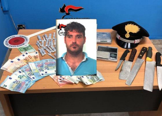 Trovato in casa con 67 stecche di hashish, bilancini e soldi falsi: arrestato 18enne