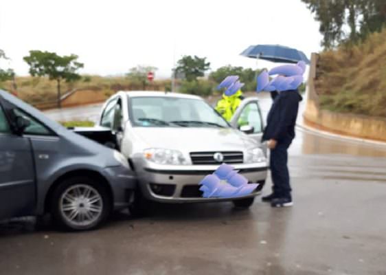Scontro tra due auto in via Turati. Cittadini indignati: “Lo volete capire che non siamo in autostrada?”