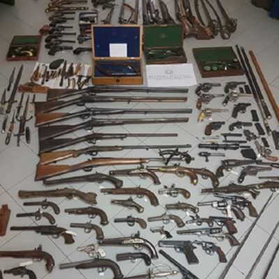 Fucili e pistole di altissimo valore: lei li lascia in eredità ai nipoti – FOTO