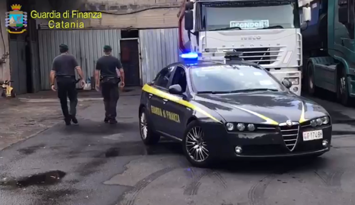 Gasolio agricolo per automezzi della ditta: denunciato catanese. Sequestrati 1.300 litri di carburante