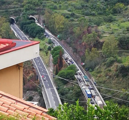 Incidente mortale sulla A18: una vittima e un ferito