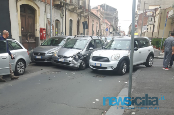 Catania, scontro tra due auto in via Messina: uomo trasportato in ospedale. “Non ricordava più chi fosse”