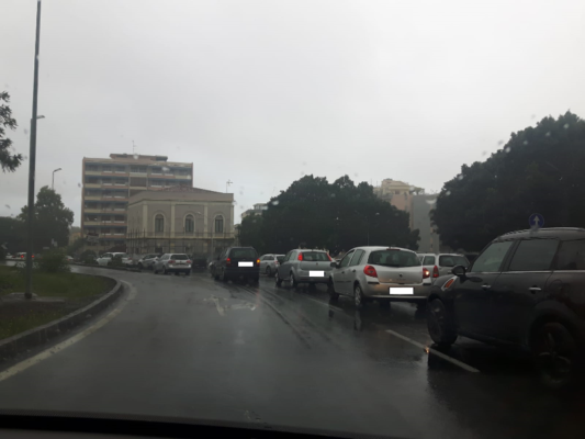 Ancora allerta arancione a Catania: disagi e buche in circonvallazione. Traffico rallentato al Tondo Gioeni – FOTO