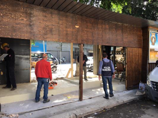 Vendeva ceramiche in baracca abusiva al mercato delle pulci, scatta la denuncia per 33enne Vendeva ceramiche in baracca abusiva al mercato delle pulci, scatta la denuncia per 33enne