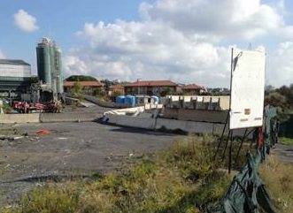 Discarica a cielo aperto a Nesima con pneumatici, liquami e plastica: sequestrata area – FOTO