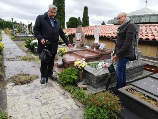 Danneggiamenti, furti di vasetti e rame: lo scempio al cimitero di Pedara